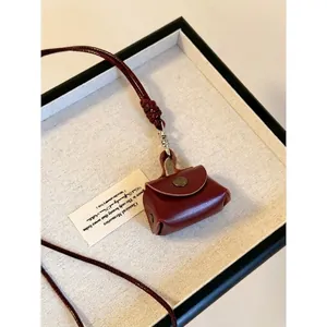 Collana con mini portamonete in pelle bordeaux alla moda e chiusura a pressione