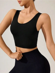 Détail du soutien-gorge de sport noir sans couture et du legging en maille douce