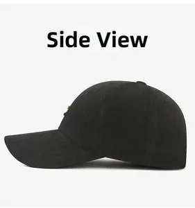 Détail de la casquette noire à chevrons avec petit logo métallique doré sur le côté