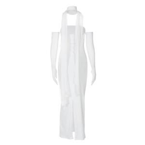 Détail de la robe fourreau blanche avec encolure licou et manchons assortis pour femme
