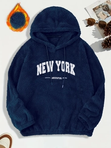 Dettaglio felpa con cappuccio blu navy con ricamo New York e calda texture in pile