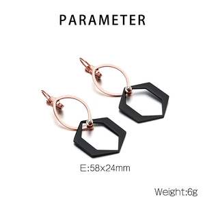 Détail de boucles d'oreilles en acier rose doré avec pendentifs hexagonaux noirs et dimensions