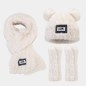 Ensemble d'hiver crème avec pompons en fourrure, écharpe et gants avec patch LOVE