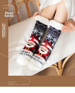 Détails des chaussettes de Noël en peluche avec motifs festifs et doublure polaire douce