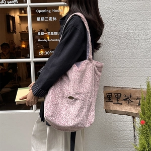 Roze pluche draagtas met luipaardprint op model voor een herfstachtige streetstyle