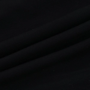 Détail du tissu en maille noire montrant la texture douce et les plis naturels