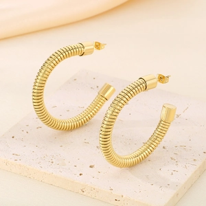 Eleganti orecchini a cerchio dorati a forma di C con design a spirale su pietra