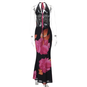 Detailaufnahme des rückenfreien Neckholder-Designs am schmalen Maxikleid mit Print