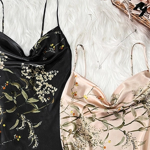 Ensemble nuisette en satin élégant avec imprimé floral et col bénitier en champagne et noir