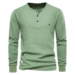 Détail du tissu gaufré vert sauge et patte à trois boutons sur le t-shirt Henley à manches longues