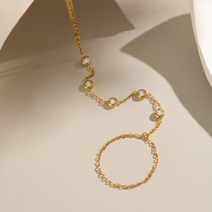Détail du bracelet bague en or 18 carats avec cinq zircons ronds brillants sertis