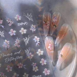 Nagelstickers met paarse bloemen en vlinders met zilveren lijnen voor manicure