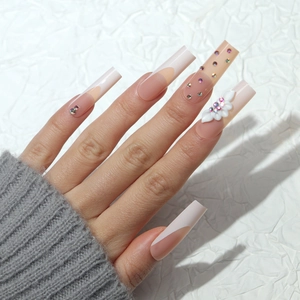 Unghie finte lunghe quadrate stile francese con fiori bianchi e strass brillanti