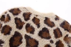 Nahaufnahme des weichen Leopardenmuster-Stoffs mit flauschiger Faserstruktur-Details