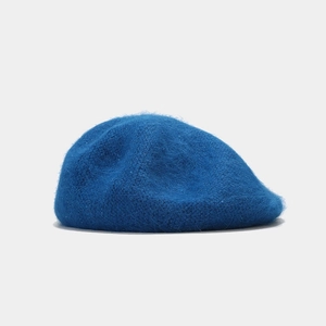 Détail de béret bleu pelucheux avec paillettes et texture douce en poils de lapin