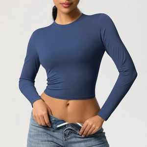 Détail du crop top de sport bleu marine ajusté montrant la texture du tissu élastique