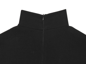 Détail d'une combinaison noire à col montant avec fermeture éclair invisible au dos