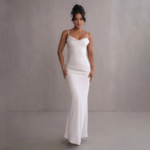Détails de la robe longue en satin blanc avec fines bretelles et col bénitier élégant