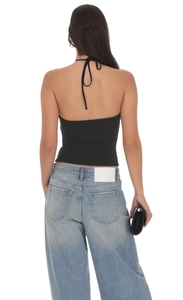 Détail du haut dos nu noir avec bretelles à nouer et coupe ajustée pour femmes