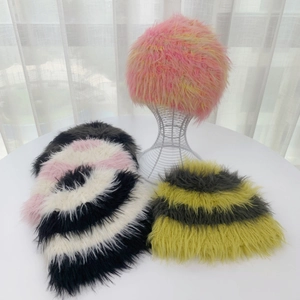 Detalle de los gorros de punto a rayas multicolores en piel sintética de varios colores