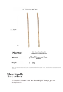 Vue détaillée de longues boucles d'oreilles à pompons avec mesure de 33,5 cm