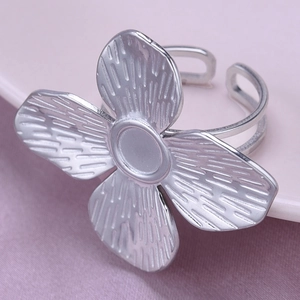 Gros plan détaillé d'une bague fleur en argent brossé avec anneau ouvert réglable