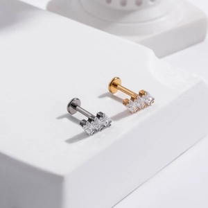 G23 Titan Labret-Stecker mit drei rechteckigen Zirkonia-Kristallen und flacher Rückseite