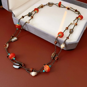 Détail d'un collier ethnique à plusieurs rangs avec perles en bois et coquillages