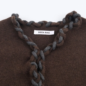 Gilet en maille marron foncé avec col en V tressé bicolore et texture douce et duveteuse