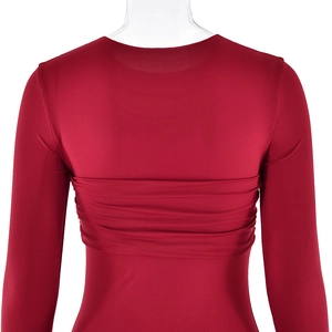 Vue arrière détaillée de la robe rouge moulante avec d'élégants détails de fronces