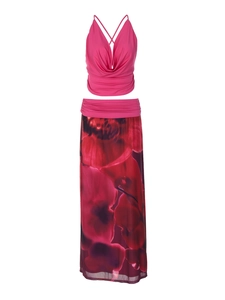 Détail du haut dos nu à col bénitier et jupe longue fleurie en tissu rouge rose vif