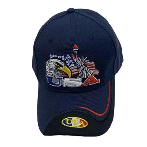 Détail de la casquette marine en coton avec aigle brodé, drapeau et lettrage USA