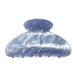 Gros plan d'une pince à cheveux bleue à motif marbré avec une finition lisse et polie