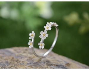 Macro detail of S925 sterling silver forget-me-not ring with floral daisy petals