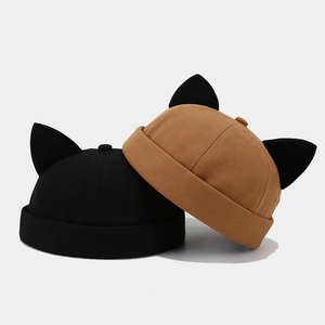 Berretti docker minimalisti in cotone nero e marrone con orecchie di gatto in 3D