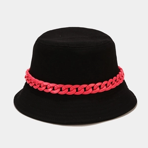 Dettaglio di un cappello da pescatore nero in cotone con una catena rosa alla moda