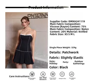 Détail de la robe nuisette en tricot noir avec bordure en dentelle blanche et rayures