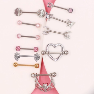Détail de bijoux de téton en acier inoxydable avec coeurs, lunes et papillons roses