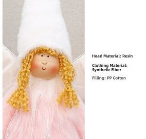 Détail de poupée ange de Noël en peluche montrant le visage en résine et textiles