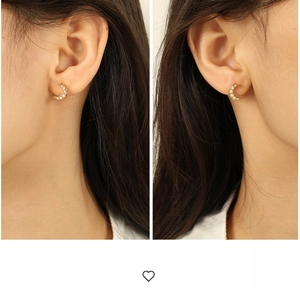 Détail macro de boucles d'oreilles croissant de lune avec placage or et zircone