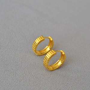 Orecchini a cerchio dorati minimalisti con trama a onde verticali e stile elegante