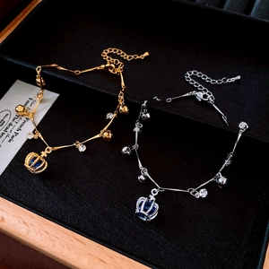 Détail du bracelet couronne à clochettes avec zircon bleu en plaqué or et argent