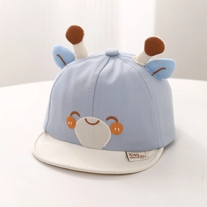 Détail de casquette bébé avec bois 3D, broderie animale et tissu en coton bleu doux et confortable