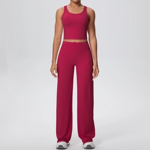 Dettaglio del set sportivo rosso scuro con canotta aderente e pantaloni a gamba larga a vita alta