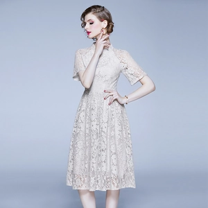 Robe mi-longue élégante en dentelle beige avec col montant et coupe ajustée d'été