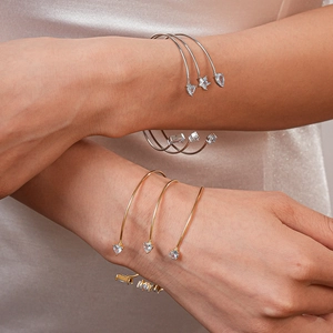 Ensemble élégant de trois bracelets ouverts avec breloques en zircone et étoiles