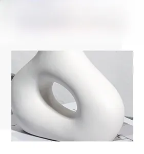 Detail van witte keramische vaas met matte korrelige textuur voor modern decor