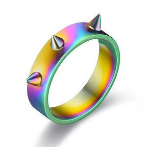 Regenboog punk ring van roestvrij staal met drie verticale kegelspikes op witte basis