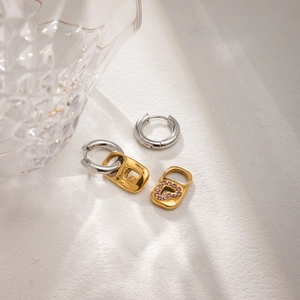 Boucles d'oreilles en acier inoxydable avec pendentif cœur en strass rose sur fond blanc