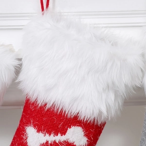 Chaussette de Noël rouge tricotée avec bordure en fourrure et motif d'os pour cadeaux